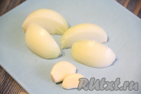 Лук и чеснок очистить.