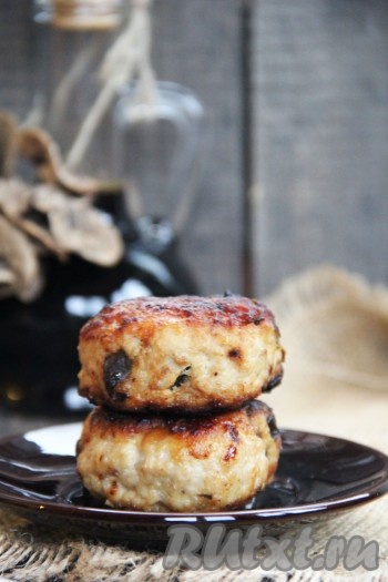 Подать куриные котлеты с грибами с любым гарниром. По этому рецепту котлетки получаются пышными, ароматными, нежными и сочными.