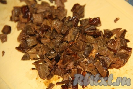 Грибы нарезать на кусочки, не очень мелко. 