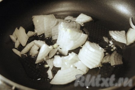 Лук обжариваем на сковороде.
