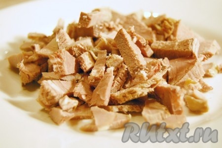 Говядину нарежем мелкими кусочками.
