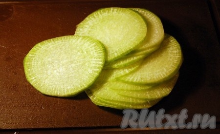 Нарежем редьку тонкими ломтиками.