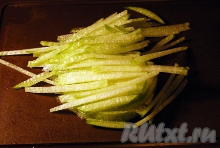 Ломтики редьки нарежем тонкими брусочками, как на фото.
