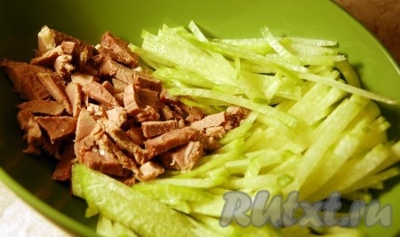  Соединим в миске редьку с мясом.