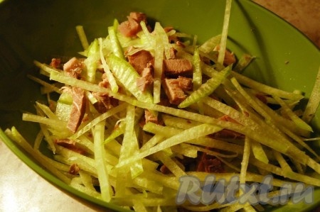 К редьке и говядине&nbsp; добавим&nbsp;соль, перец, растительное масло для заправки салата "Ташкент" и перемешаем.
