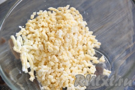 Пропустить через мясорубку яйца и размягченное сливочное масло.
