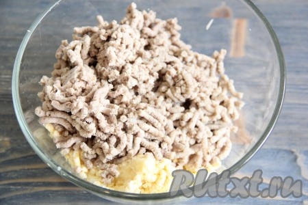 Очищенное от косточек филе скумбрии и лук тоже пропустить через мясорубку.
