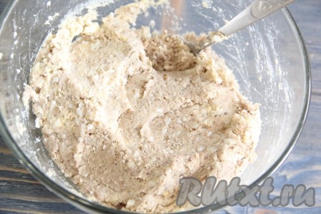 Масло, яйца, лук, филе копченой скумбрии тщательно перемешать, паштет должен получиться однородным.&nbsp;
