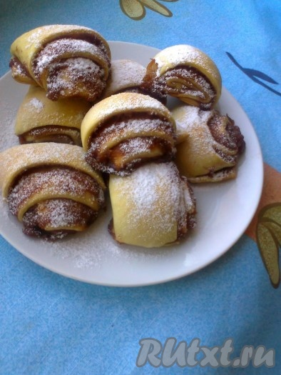 Готовое печенье на рассоле выкладываем на блюдо и посыпаем сахарной пудрой. Вот такое печенье у нас получилось с яблочным джемом.