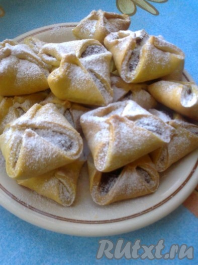 Готовое печенье на рассоле выкладываем на блюдо и посыпаем сахарной пудрой. Вот такое печенье у нас получилось с яблочным джемом.