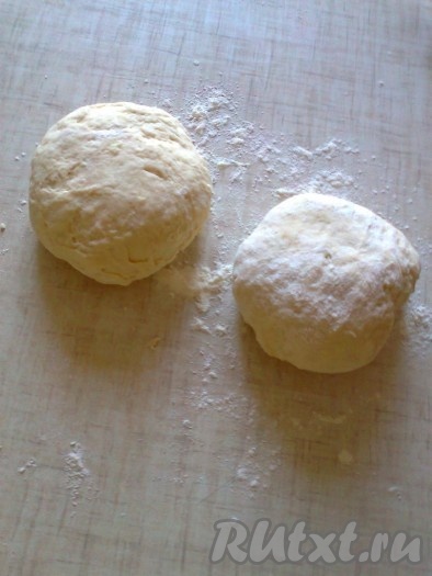 &nbsp;Готовое тесто разделим на 2 части,