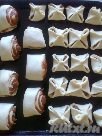 Выкладываем печенье на противень, смазанный растительным маслом или застеленный пекарской бумагой.
