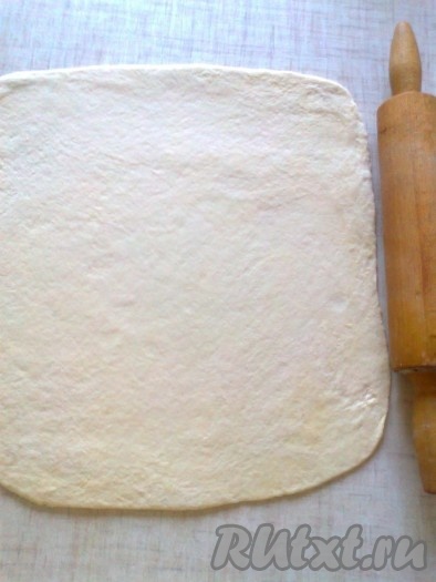 раскатаем одну часть теста толщиной 0,3-0,5 см в виде квадрата или прямоугольника,