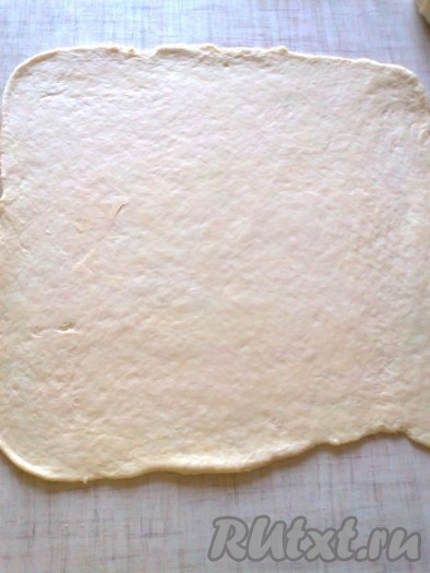 Вторую часть теста тоже тонко раскатываем
