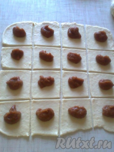 В центр каждого квадратика кладем по 1 чайной ложке яблочного джема (можно класть домашнее яблочное повидло или домашний шоколад).