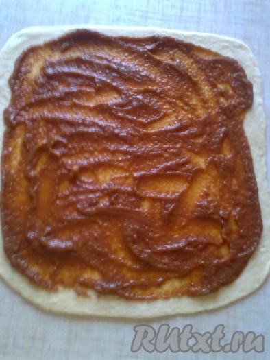 смажем яблочным джемом (к джему добавила 1 столовую ложку крахмала, чтобы не вытекал). Вместо джема можно смазать домашним яблочным повидлом или домашним шоколадом.
