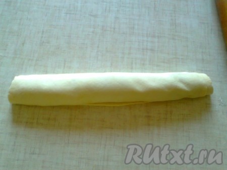 Тесто сворачиваем рулетом.