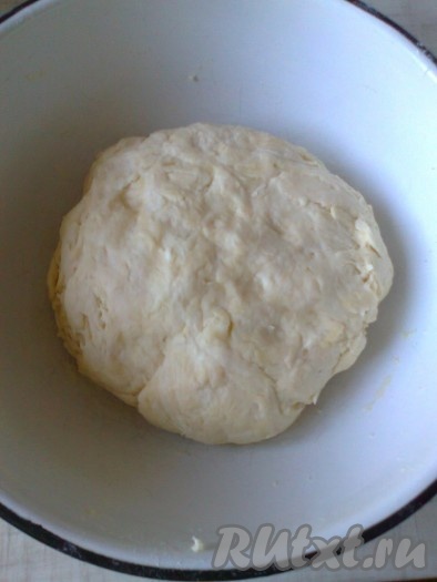 Замесим мягкое тесто, соединив рассол, соду, растительное масло и 3 стакана муки, перемешиваем ложкой, постепенно добавляем муку (около 1 стакана) до тех пор, пока тесто не перестанет липнуть к рукам. Можно добавить в тесто 0,5-1 стакан сахара, если хотите получить сладкое тесто, я не добавляю, просто посыпаю печенье сахарной пудрой.