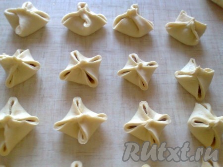 Защипываем в виде конверта, соединив все углы квадрата вместе.