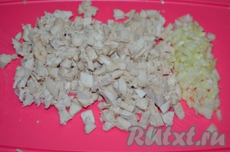 Лук нарезать мелкими кубиками, вареное куриное мясо - маленькими кусочками и перемешать.
