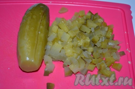 Огурцы нарезать кубиками.
