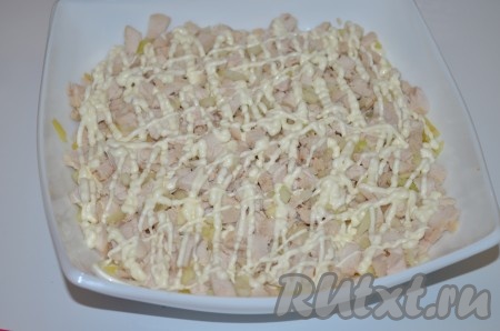 Смесь мяса и лука выложить на картофель, сделать сеточку из майонеза.
