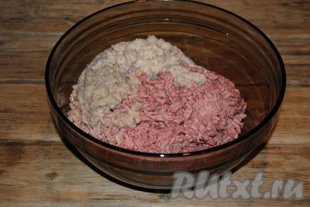 Очищенные лук, морковь и картофель тоже пропустить через мясорубку, добавить к фаршу.&nbsp;
