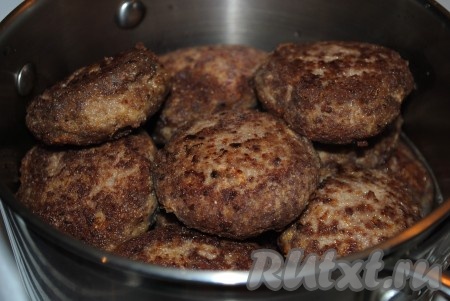 Затем сложить готовые котлеты в кастрюлю, влить воду, довести до кипения, накрыть крышкой и потушить 5 минут, на небольшом огне. 