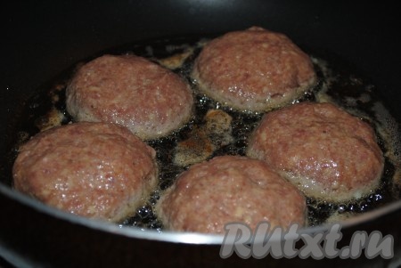 Гусиный фарш для котлет готов. Влажными руками из фарша сформировать круглые котлеты и выложить их на сковороду, разогретую с растительным маслом.&nbsp;

