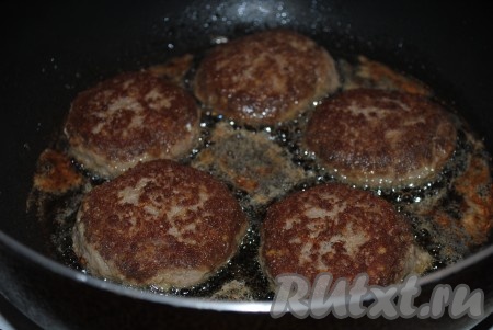 Обжарить котлетки на среднем огне с двух сторон до золотистого цвета (минуты по 3-4 с каждой стороны).&nbsp;
