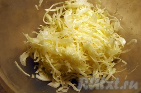 Тонко настругаем капусту и перетрем ее с солью.