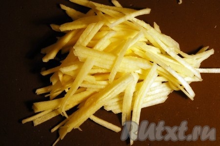 Нарежем айву тонкими брусочками.