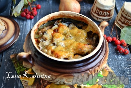 Духовку включить на 180 градусов и сразу поместить в ещё холодную духовку горшочек с мясом и шампиньонами без крышки. Свинину с грибами готовить около 40 минут.