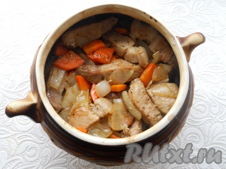 Обжаренное мясо с овощами выложить в горшочек. Я готовила в одном горшочке объёмом 0,6 литра.