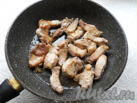 В сковороду влить растительное масло, разогреть. Выложить в сковороду мясо, обжарить его на довольно сильном огне до изменения цвета со всех сторон, периодически перемешивая.