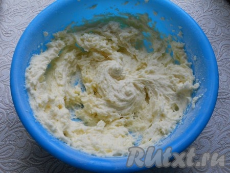 Размягченное сливочное масло с ванильным сахаром взбить миксером до пышности. Добавить понемногу сахарную пудру, продолжая взбивать. Также, продолжая взбивать, добавить частями заварную массу. Крем получится нежным и пышным.