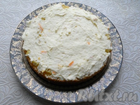 Далее нижнюю часть бисквита смазать заварным кремом (оставить немного на бока).