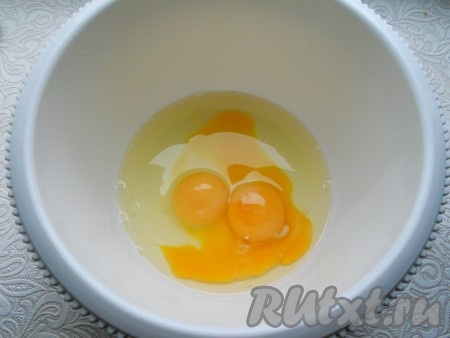 Первым делом нужно испечь бисквит и лучше это сделать вечером, чтобы за ночь бисквит "отлежался". Яйца разбить в миску, добавить щепотку соли.