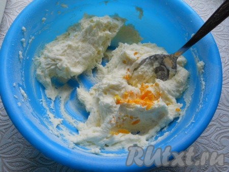 Добавить в заварной крем цедру апельсина, перемешать.
