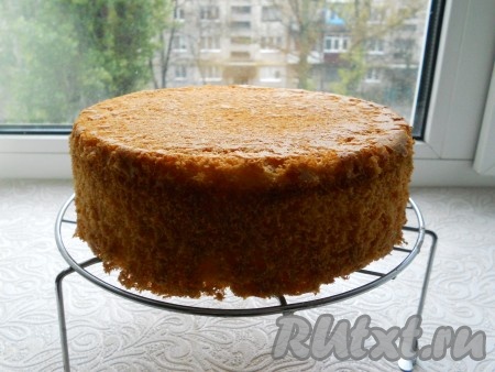 Остудить бисквит на решетке и дать ему "отлежаться" 7-8 часов.