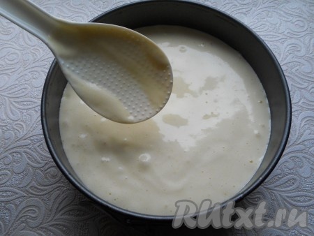 Добавить разрыхлитель в яичную массу. Также частями всыпать просеянную муку, каждый раз тщательно вмешивая ее. Тесто получится похожим на жидкий мед - не густое. Разъемную форму диаметром 20 см застелить пергаментом (застелить дно), вылить в нее полученное тесто.
