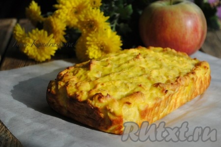 Вкусная творожно-овсяная запеканка готова. Достать её из формы, немного остудить и подавать на стол.