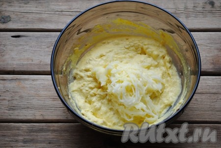 Яблоко, очищенное от кожицы, натереть на тёрке и добавить в творожную массу, перемешать.&nbsp;
