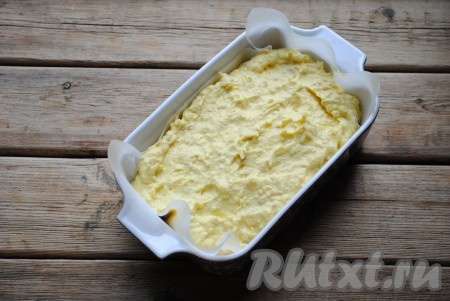 Жаропрочную форму застелить пергаментом и заполнить получившейся творожно-овсяной смесью.

