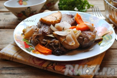 Вкусного гуся, приготовленного кусочками в духовке, можно подавать на стол. Очень удачный рецепт! Попробуйте!
