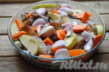 Влить горячую воду, чтобы заполнила половину формы. 