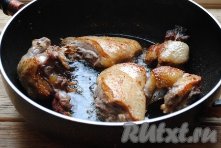 Жарить с двух сторон до золотистой корочки, около 7 минут с каждой стороны, на среднем огне. Посолить и поперчить по вкусу. 