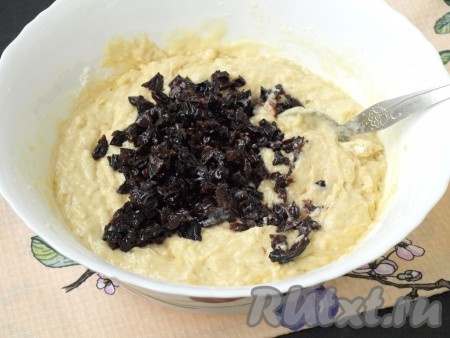 В оставшийся кефир добавить соду и размешать. Растопить сливочное масло и влить в него кефир с содой, таким образом не нужно будет ждать, пока масло остынет. Эту смесь добавить в тесто и размешать. Добавить в тесто чернослив вместе с коньяком и снова тщательно перемешать. Тесто для кексов получится, как густая сметана.
