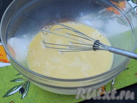 В миске взбить венчиком яйца, затем добавить соль и молоко, ещё раз хорошо перемешать.
