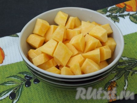 Тыкву, очищенную от кожуры и семечек, нарезать небольшими кубиками.